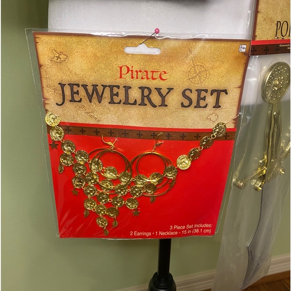 NWT - PIRATE costume!Size: 6-8 women’s adult. Hat,blouse,jacket,necklace,sword - Picture 6 of 8
